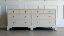 Load image into Gallery viewer, Vintage Henredon Dresser