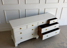 Load image into Gallery viewer, Vintage Henredon Dresser
