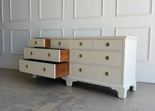 Load image into Gallery viewer, Vintage Henredon Dresser