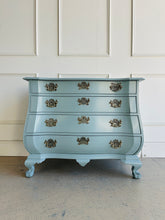 Load image into Gallery viewer, Sutton Bombe 4 Drawer Commode
