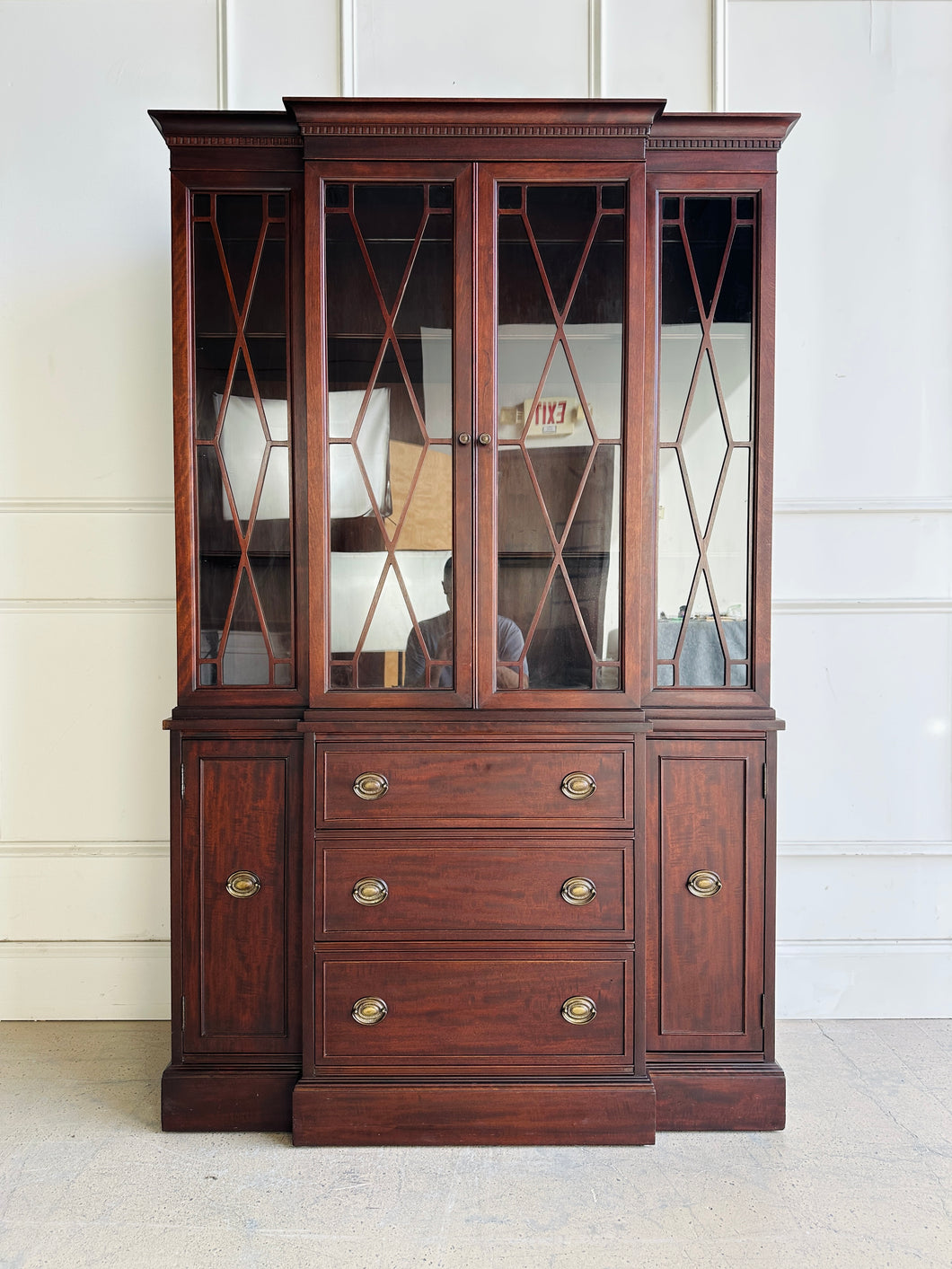 Rway Furniture Vintage Mahogany China Cabinet